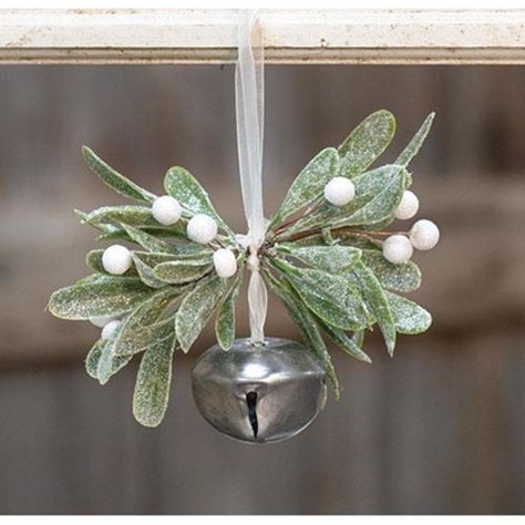 Hantverk Diy, White Berries, Natural Christmas Decor, Natural Christmas, Woodland Christmas, Bell Ornaments, Jingle Bell, Country Primitive, Xmas Ornaments