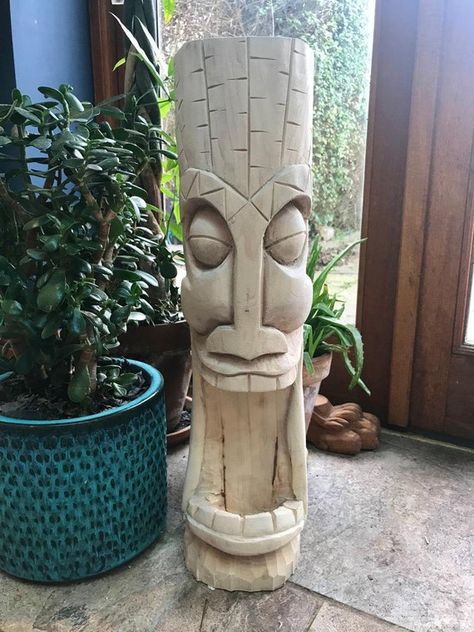 Totem Tiki, Art Sculpture En Bois, Tiki Signs, Shrunken Heads, Chainsaw Wood Carving, Tiki Man, Tiki Head, Deck Fireplace, Hawaii Tiki