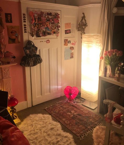 2010s Bedroom Aesthetic, Cam Girling Room, 2015 Room Aesthetic, 2000s Room Aesthetic Grunge, 2014 Room Aesthetic, Grunge Y2k Room, 80s Wall Collage, Pink Wall Room, 2010s Room