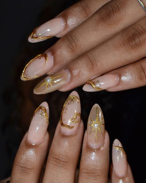 ⚜️Gilded gold⚜️ . . // PRICE BREAKDOWN // ★ GEL-X ★ 𝐒𝐢𝐦𝐩𝐥𝐞 𝐀𝐫𝐭𝐞-🌟 𝐓𝐎𝐓𝐀𝐋 : $𝟒𝟓𝟎 𝐓𝐓𝐃 (See our *artehavenstudio.as.me* website for our full price list with various pricing options✨ ~link in bio ) 🌷 🌷~𝐆𝐞𝐥𝐱 𝐫𝐞𝐭𝐞𝐧𝐭𝐢𝐨𝐧 𝐢𝐬 𝟒+ 𝐰𝐞𝐞𝐤𝐬, 𝐬𝐞𝐞 𝐨𝐮𝐫 𝐡𝐢𝐠𝐡𝐥𝐢𝐠𝐡𝐭 “☆Gel-X☆“ 𝐟𝐨𝐫 𝐦𝐨𝐫𝐞 𝐢𝐧𝐟𝐨 𝗣𝗥𝗢𝗗𝗨𝗖𝗧𝗦 𝗨𝗦𝗘𝗗: available locally for nail techs!! ⬇️ @kokoistcaribbean from @essentiadistribution Mega stick base, ultra glossy top, accessory bond white, Arabian gold, thick gold, Nt Overcast, peanut butter toffee Misc: Pearl r... Pearl Gold Nails, Gold Pearl Nails, Gold Nails Design, Peanut Butter Toffee, Butter Toffee, Pearl Nails, Gold Price, Gold Gilding, Gold Nails