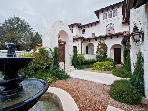 Small Spanish Style Homes, Spanish Style Exterior, Courtyard Door, Spanish Style Decor, Santa Barbara Style, Mediterranean Mansion, Spanish Home, Spanish Decor, Wood Exterior