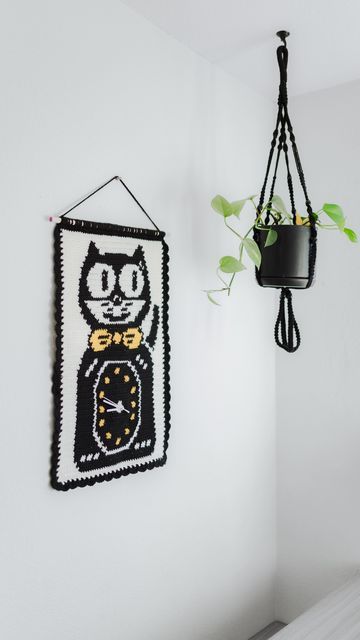 Emily Chavez on Instagram: "TICK TOCK! I’ve been wanting to make a functional clock for a while now, and my original idea was a haunted house clock. I tried a few designs and they were.. not good���😂, so I decided to try to make the vintage kitty cat and I kind of love it😍. I’m not giving up on the haunted house though now that i know the clock functions actually work on my crochet tapestries. ANYWAY, I’ve already listed this pattern on my Etsy, hope you have fun with this one!!!" Clock Diy, Cat Clock, 4mm Crochet Hook, Crochet Wall Hangings, Pixel Crochet, Tapestry Crochet Patterns, Basic Crochet, Crochet Tapestry, Pattern Wall