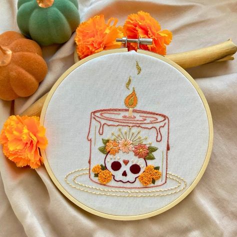 Titre : Motif de broderie inspiré du Jour des Morts - Crâne et soucis mignons Description : 🕯️ Célébrez l'esprit vibrant et coloré de Dia de los Muertos avec mon motif de broderie inspiré du Jour des Morts ! 🕯️ 🌼 Ce motif de broderie enchanteur présente un charmant crâne en sucre orné de détails complexes et entouré de fleurs de souci vibrantes. La fusion du folklore traditionnel mexicain et des techniques de broderie contemporaines apporte une touche unique et délicieuse à vos projets de cou Candle Embroidery, Dibujos Halloween, Sweet Drawing, Embroidery Skull, Dia De Los Muertos Decorations Ideas, Sweet Drawings, Hand Embroidery Patterns Free, Skull Candle, Flag Embroidery