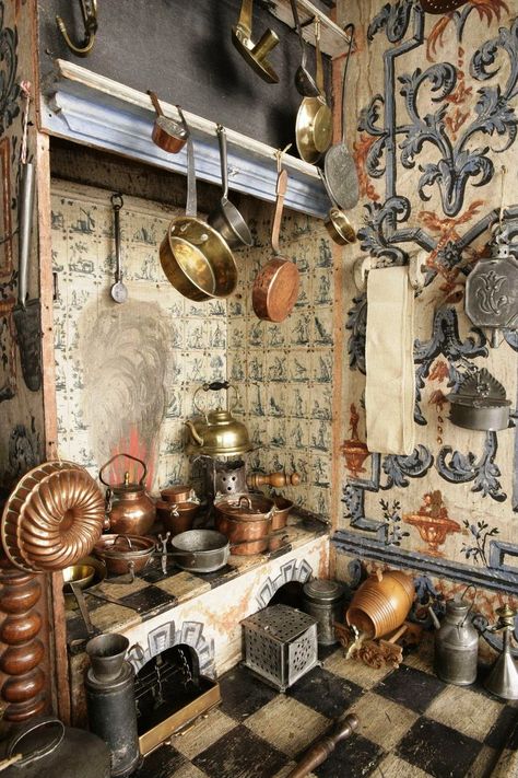 Dutch Kitchen, Antique Kitchen Decor, Old World Kitchens, German Houses, Dollhouse Miniatures Kitchen, Cabinet Kitchen, Dolls House Interiors, Miniature Rooms, Antique Kitchen