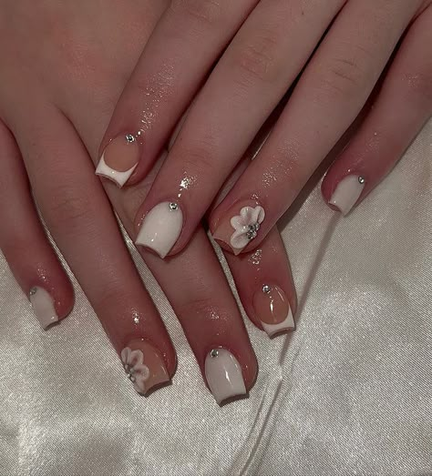 Cute Nails To Get For Your Birthday, Short Acrylic Nails With Acrylic Flower, Damas Nails For Quince, Nails Ideas For Wedding Guest, Short Nails With Acrylic Flowers, Fancy Nails Short, White Nails French Tip With Designs, Shirt Gel Nail Designs, Cute Nail Designs White