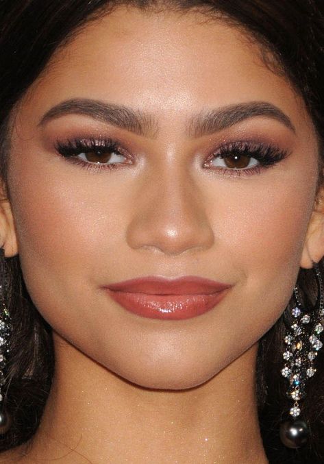 Spiderweb Makeup, Makeup Burgundy, Burgundy Makeup Look, Zendaya Makeup, Burgundy Makeup, Geisha Makeup, Golden Globes 2016, Amazon Beauty, Pretty Makeup Looks