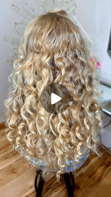 Jenna McDaniel- Girl’s Hairstyles on Instagram: "This heatless wave technique gave total lioness vibes! I love the amount of body her hair got!🦁🌊🦁  We started with a zigzag part, lightly misted the hair, and added some of our favorite air dry cream. Then we grabbed our no headband octocurl so we could start the waves high, close to the part line. Next, wrap the front section on each side as you would for traditional curls. Now this is where the magic happens! You are going to braid the hair onto the remaining strips to achieve these gorgeous waves. Act as though the octo strip is your third strand in your braid, and push the hair up as you braid so the stitches are close together. Let the hair completely dry. We typically leave it on overnight. We couldn’t believe the amount of body thi Braided Waves Overnight, Braid Waves, Zigzag Part, Heatless Curler, Overnight Waves, Overnight Braids, Braided Waves, Heatless Waves, Braided Headband Hairstyle