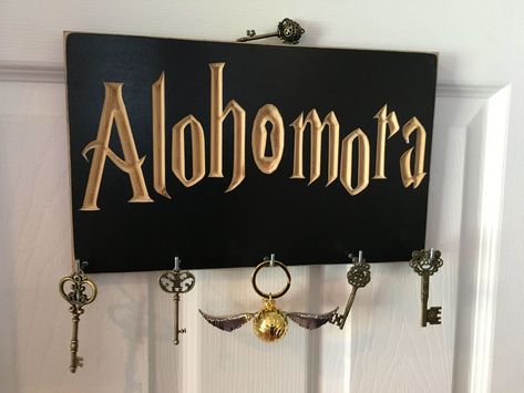 15 Magical Goods For The Harry Potter Obsessed Harry Potter Weihnachten, Harry Potter Fanları, Woodshop Ideas, Harry Potter Bedroom Decor, Stile Harry Potter, Glume Harry Potter, Potter House, Harry Potter Room Decor, Harry Potter Wall