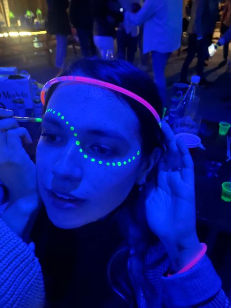 Neon Party Face Paint Ideas, Face Paint Glow In The Dark, Neon Face Painting Ideas Easy, Glow Party Face Paint, Glow Party Face Paint Ideas, Glow In The Dark Face Paint, Glow Face Paint Ideas, Glow In The Dark Face Paint Ideas, Glow In The Dark Outfit Ideas