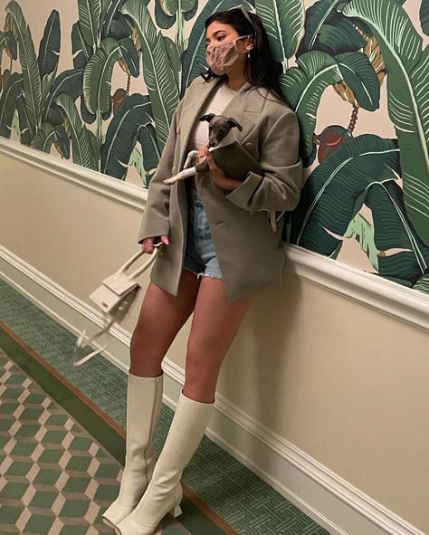 677 Likes, 7 Comments - 🍭 (@kyliekily) on Instagram: “active Kylie we love to see it!!!!!🤪🤪” Stylizacje Kylie Jenner, Moda Kylie Jenner, Kylie Jenner Dress, Kylie Jenner Street Style, Ropa Kylie Jenner, Stile Kylie Jenner, Estilo Jenner, Look Kylie Jenner, Looks Kylie Jenner