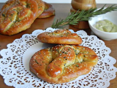 Rosemary Soft Pretzels - Will Cook For Smiles Pretzel Roll Recipe, Pretzel Bread, Will Cook For Smiles, Soft Pretzel Recipe, Homemade Pretzels, Homemade Soft Pretzels, Oven Roasted Turkey, Pretzels Recipe, Baked Potato Soup