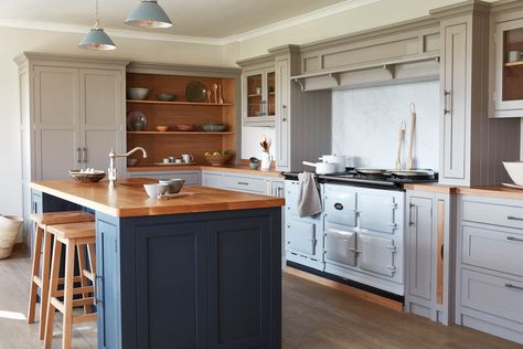 classic country kitchen Neptune Kitchen, Two Tone Kitchen, White Tile Floor, London Kitchen, White Backsplash, Country Style Kitchen, Integrated Appliances, Shaker Kitchen, Bespoke Kitchens