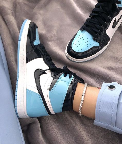 Jordan Retro 1 Mujer, Tenis Jordan Retro, Jordan 1 Retro High Unc Patent, Tenis Jordan, Chill Outfit, Nike Sneakers Outfit, Blue Chill, Skor Sneakers, Nike Fashion Shoes