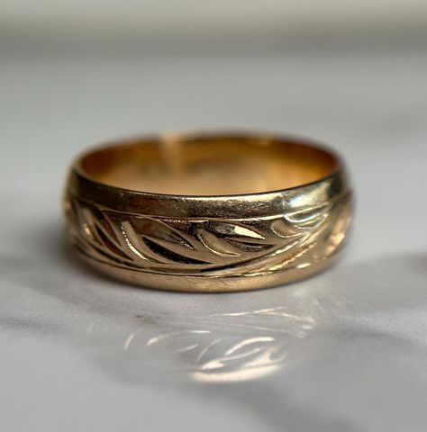 Classy and stackable floral etched gold band ring. Beautiful design carved throughout, sizable band and high-quality. Gorgeous piece and addition to any collection.  Preloved item, signs of wear Size (approx.): 6.25 US Stamped City 14K Weight: 4.681g **FREE shipping within Canada and USA** If you have any questions or concerns, please do not hesitate to contact us. We will be more than happy to help you and answer any inquiries.  We invite you to check out our shop for more fabulous items! Engraved Gold Wedding Band, Thick Wedding Band, Interesting Jewelry, Valentines Wedding, Dream Things, Ring Bands, Engraved Ring, Ring Hand, Drawing Stuff