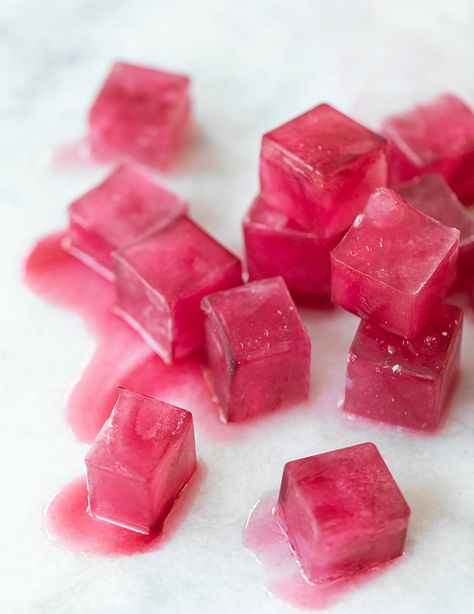 How to Make Natural Pink Ice Cubes - Sugar and Charm Sugar and Charm Pink Ice Cubes, Colored Ice Cubes, Ice Ideas, Ice Cube Recipe, Ice Cube Melting, Flavored Ice Cubes, Outdoor Plates, Girly Drinks, Summer Punch