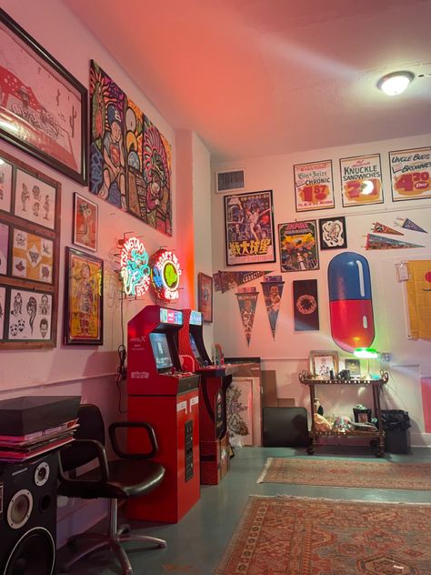 Tattoo Shop Gallery Wall, Eclectic Tattoo Shop, Traditional Tattoo Shop Interior, Tattoo Shop Setup, Vintage Tattoo Shop Aesthetic, Eclectic Tattoo, Tattoo Shop Aesthetic, Tattoo Shop Interior, Traditonal Tattoo