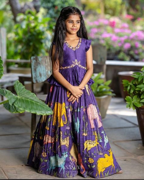 Cotton Frocks For Kids, Kids Lehenga Choli, Cutwork Saree, Frocks For Kids, Simple Lehenga, Long Frock Designs, Diwali Outfits, New Saree Blouse Designs, Casual Frocks