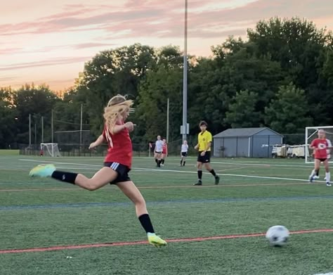 Female Footballer Aesthetic, Female Football Aesthetic, Soccer Training Aesthetic, Female Soccer Player Aesthetic, Football Aesthetic Girl, Soccer Leg Workout, Football Girl Aesthetic, Cleats Aesthetic, Soccer Girl Aesthetic