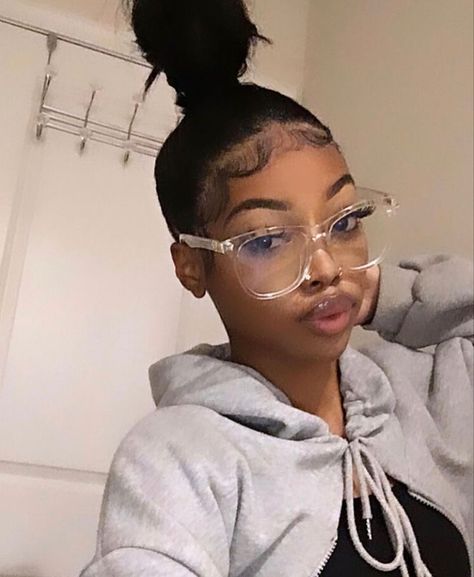 Clear Glasses Frames Black Women, Baddies With Glasses, Braces And Glasses, Clear Glasses Frames Women, Baddie Pics, Cute Glasses Frames, Glasses Woman, Pretty Dark Skin, Glasses Inspiration