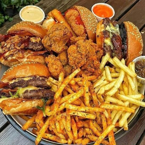 Credit :DM #burgers #burger #food #foodporn #foodie #instafood #burgerporn #fries #burgertime #foodstagram #cheeseburger #foodphotography #yummy #hamburger #foodlover #fastfood #burgerlover #pizza #delicious #burgerlove #foodies #foodblogger #delivery #cheese #bbq #dinner #burgerlovers #beer #lunch Bistro Food, Food Content, Food Babe, Delicacy Food, Food Therapy, Yummy Comfort Food, Food Goals, Unhealthy Food, Food Platters