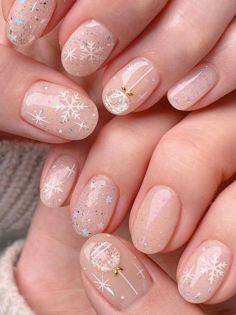 Small Snowflake Nails, Snow Gel Nails, Christmas Nail 2023, Korean Christmas Nails Design, Christmas Nail Designs Snowflakes, Simple Christmas Nails Snowflake, Easy Snowflake Nail Designs, Cute Simple Christmas Nails Winter, Christmas Gel Nails Designs Winter