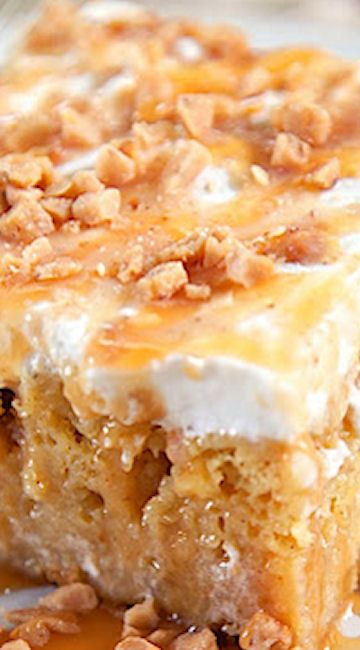 Caramel Apple Pie Poke Cake Apple Pie Poke Cake, Apple Poke Cake, Cake Apple, Apples Cinnamon, Cinnamon Caramel, Apple Dessert, Caramel Apple Pie, Poke Cake Recipes, Poke Cakes