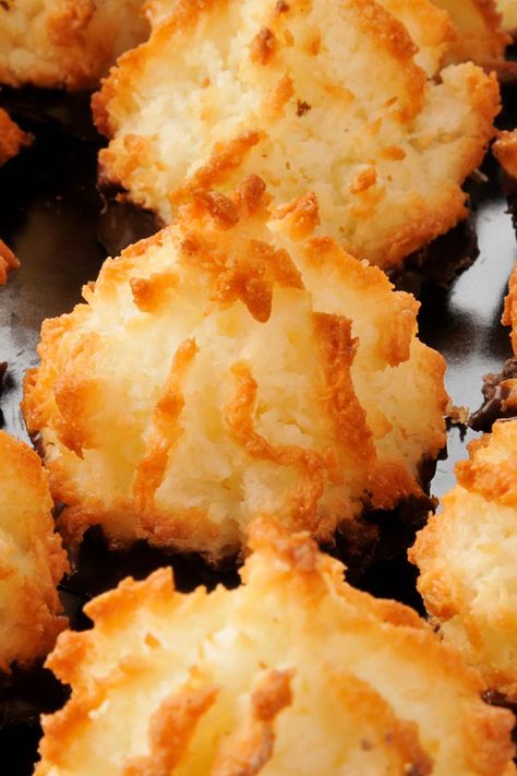 Mary Berry's Coconut Macaroons are chewy treats made with shredded coconut, sugar, and eggs they have a delicious coconut taste. Enjoy these sweets for their Vanilla Macaroons, Coconut Macaroons Easy, Macaroons Recipe, Coconut Macaroons Recipe, Healthy Sweeteners, Mary Berry Recipe, Healthy Homemade Snacks, Coconut Milk Recipes, Macaroon Recipes