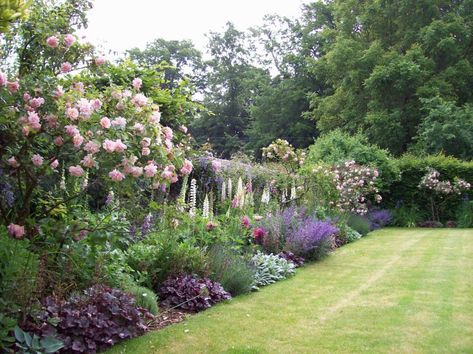 Planning a Border Garden for the Spring Cottage Garden Borders, Country Garden Decor, British Garden, Cottage Garden Design, Garden Wallpaper, English Cottage Garden, Walled Garden, English Country Gardens, Have Inspiration