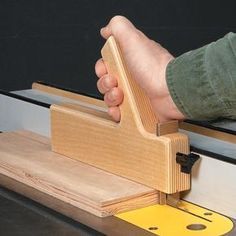 Table Saw Push Block Table Saw Jigs, Diy Table Saw, Woodworking Saws, Best Woodworking Tools, Woodworking Table, Diy Holz, Woodworking Workshop, Beginner Woodworking Projects, Wood Tools