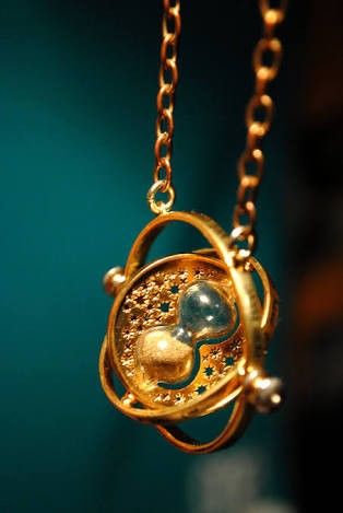 Timeturners are amazing devices....wish I had one Time Turner, Ravenclaw Aesthetic, Potter Aesthetic, Cute Harry Potter, Clock Icon, Harry Potter Ravenclaw, Harry Potter Images, Images Harry Potter, Harry Potter Magic