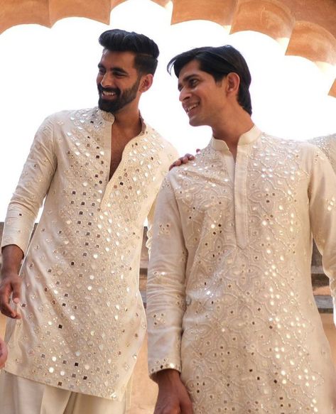 Pastel Kurta Men, Mehndi Celebration, Indian Wedding Suits Men, Wedding Outfits Indian, Men Dresses, Male Wardrobe, Indian Wedding Clothes For Men, Wardrobe Planner, Wedding Kurta For Men