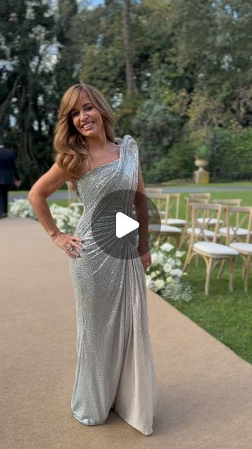 Romina Ferraretto on Instagram: "Una mujer increíblemente elegante ! Un vestido perfecto eligió la mamá de la novia en color plata ❤️✨✨❤️✨ 
Quien adivina el diseñador ? 
@marthacmontoya" May 22, On Instagram, Instagram, Color