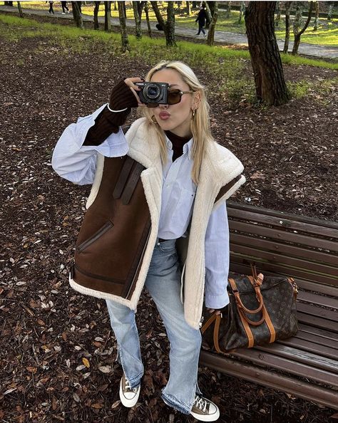 Shearling Vest Outfit, Styling Turtlenecks, Sofia Coelho, Winter Warm Outfits, Weekly Vlog, Trendy Cardigans, Y2k Cardigan, Outwear Fashion, Comfy Casual Outfits