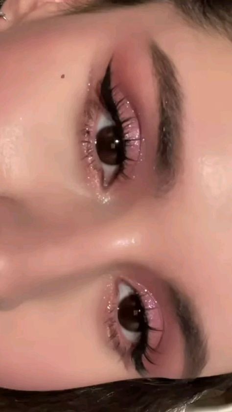 Glittery Pink Eyeshadow Looks, Makeup Ideas Sparkly, Party Eye Makeup Looks, Makeup Sparkle Glitter, Pink Eye Makeup For Brown Eyes, Sparkly Pink Eye Makeup, Birthday Makeup Looks Glitter, Pink Simple Eye Makeup, Glitter Makeup Pink