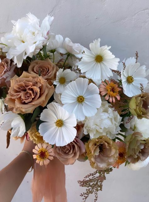 Ceremony Pillars With Flowers, Wedding Bouqet Aesthetic, White And Terracotta Bouquet, Different Wedding Bouquets, Wedding Boquet Aesthetic, September Bouquet Wedding, October Flowers In Season, Aesthetic Wedding Bouquet, Bouqette Of Flowers