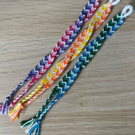 80s Friendship Bracelets, Bracelet Book Patterns Easy, Yarn Friendship Bracelets, Cool Friendship Bracelets, Diy Friendship Bracelet, Crochet Bracelet Pattern, String Bracelet Patterns, Friendship Bracelet Patterns Easy, Cute Friendship Bracelets