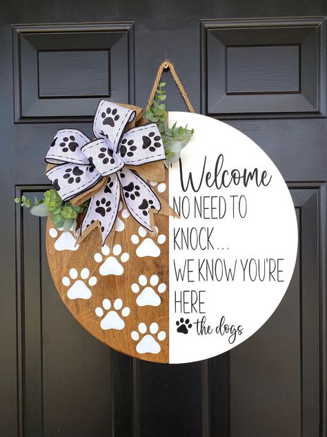 Dog Door Signs House, Wooden Circle Signs Diy Front Porch, Painted Round Wood Signs, Door Sign Cricut, Door Hangers Cricut, Front Door Signs Diy, Wood Rounds Crafts, Wood Door Signs, Round Front Door Sign