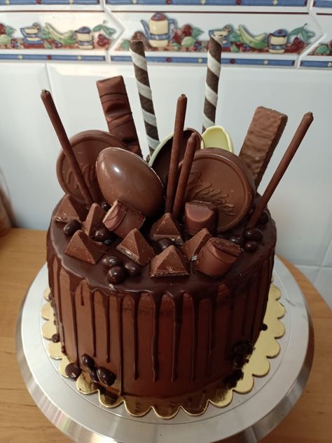 Chocolate Celebration Cake, Cupcake Recipes Uk, Decorating Chocolate, Chocolate Candy Cake, Holiday Desserts Christmas, Stunning Cakes, Chocolate Cake Designs, Cupcake Recipes Chocolate, Snack Mix Recipes