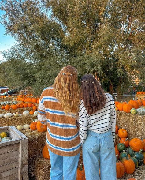 Pumpkin Patch Instagram Pictures, Pumpkin Patch Photography, Pumpkin Painting Party, Pumpkin Patch Photoshoot, Pumpkin Patch Pictures, Fall Friends, Friend Pics, Pumpkin Photos, Pumpkin Patch Outfit