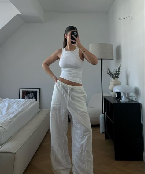 Low Rise Linen Pants Outfit, White Lenin Pants Outfit Women, White Linen Trousers Outfit Summer, Line Pants Outfits, White Trousers Outfit Summer, Lenin Pants Outfit, Linen Pants Outfit Casual, Linen Trouser Outfit, Linen Trousers Outfit Summer