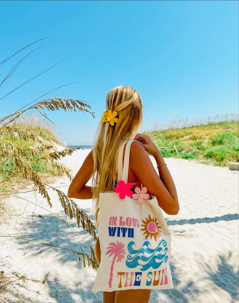 Summer Outf, Beachy Aesthetic, Cute Summer Outfit, Cute Summer Wallpapers, Summer Tan, Sun Flowers, Summer Tote Bags, Tan Woman, Summer Fun List