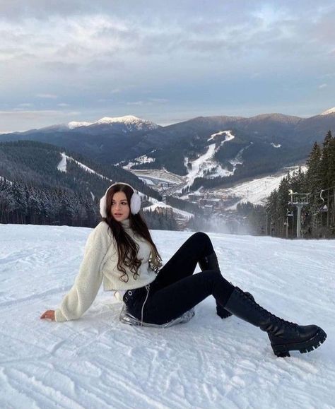 Manali Outfit Ideas, Warm Hiking Outfit, Rainy Day Outfit Black Women, Outfit Aesthetic Black, Rainy Day Outfit Aesthetic, Kashmir Trip, Photo Mannequin, Snow Day Outfit, Winter Outfits Snow