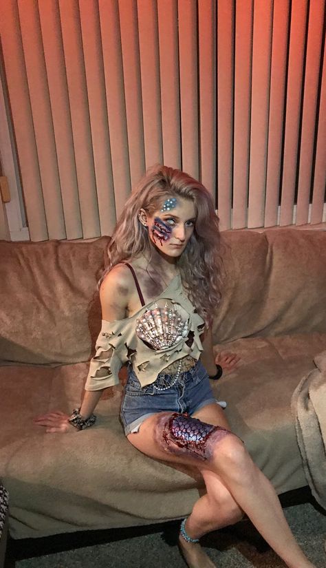 Zombie Costume Women, Halloween Costumes Women Scary, Mermaid Makeup Halloween, Zombie Clothes, Zombie Halloween Costumes, Mermaid Halloween Costumes, Celebrity Halloween, Creepy Halloween Makeup, Diy Costumes Women