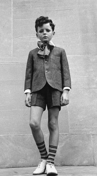 1950s Boy, Outfits Baggy, Boys Uniforms, Back To School Fashion, Tie For Women, Spring Suit, Boys School Uniform, Old Photography, Standing Poses