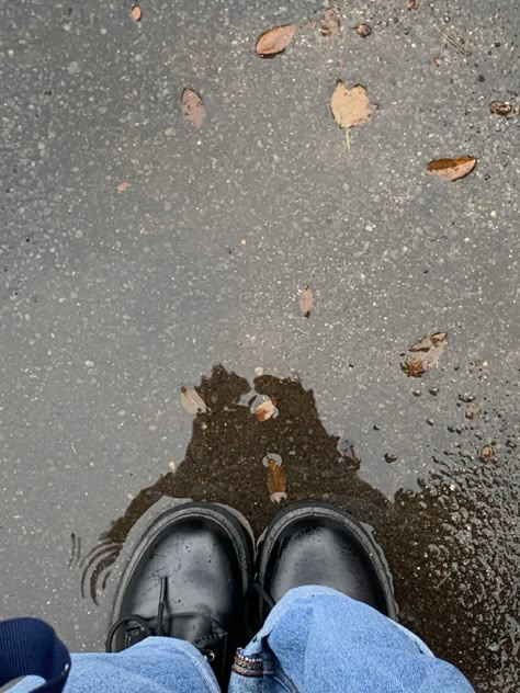 Rainy Fit Aesthetic, Outfits For A Rainy Day Aesthetic, Raining Outfit Aesthetic, Rainy Girl Aesthetic, Rain Girl Aesthetic, Rainy Fits, Rainy Day Selfie, Rainy Day Pics, Cold Day Aesthetic