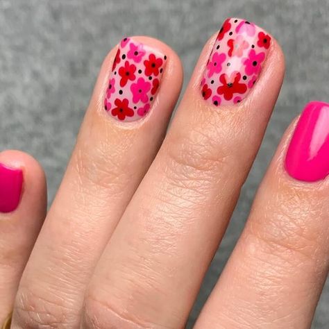 🌸Béraude🌸 on Instagram: "♥️Red and pink Flowers might just be my new favorite design ♥️ I used @essie Really red, The Fuchsia is bright, Licorice and Sugar daddy♥️  ✨Swipe for macro shot✨   #nails #nailart #vernis #nailpolishlover #nailpolishaddict  #nailartblogger #essie #essiefall  #diynails #nailpolish  #nailsathome #diymanicure #floralnails #floralnailart #essie #springnails #essielove #essiepolish #flowernails" Bright Red Nails, Essie Polish, Fuchsia Wedding, Floral Nail Art, Cute Gel Nails, Nails At Home, Floral Nails, Diy Manicure, Flower Nails