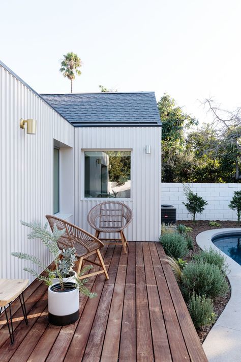 Photo 4 of 21 in My House: An Architect Couple’s Playful Courtyard Home in Los Angeles - Dwell Sophisticated Master Bath, Courtyard Home, Gregory House, Modern Outdoor Spaces, Front Courtyard, Retro Beach, Casa Patio, Wood Cladding, Beach Shack