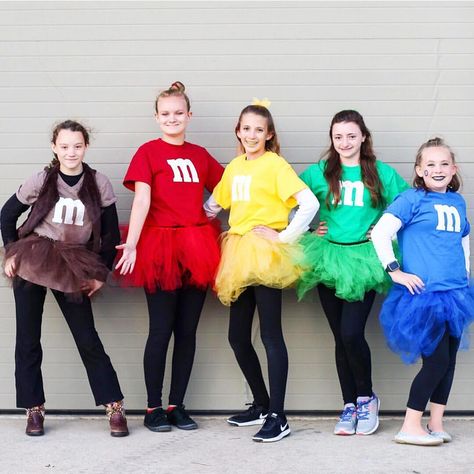 It's October so watch out, here come allllll the super quick and easy costume ideas 🙌 --- throw back to last year, this cute m&m crew even made these costumes themselves 👊 --- grab your tees and tulle at @michaelsstores and get to crafting! Have you ever made a no sew tutu? It's easier than you think! #teencrafts #teencreatives #tutuskirt #diycostume #halloweencostume #mandm #MichaelsMakers #makeitwithmichaels #madewithmichaels #sugarbeecraftclub #makersgonnamake #handmadehalloween M&m Halloween Costume, M&m Costume, Carnaval Ideas, Halloween Tutu Costumes, Pineapple Costume, Halloween Costumes For Work, Cute Group Halloween Costumes, Candy Costumes, Bff Halloween Costumes