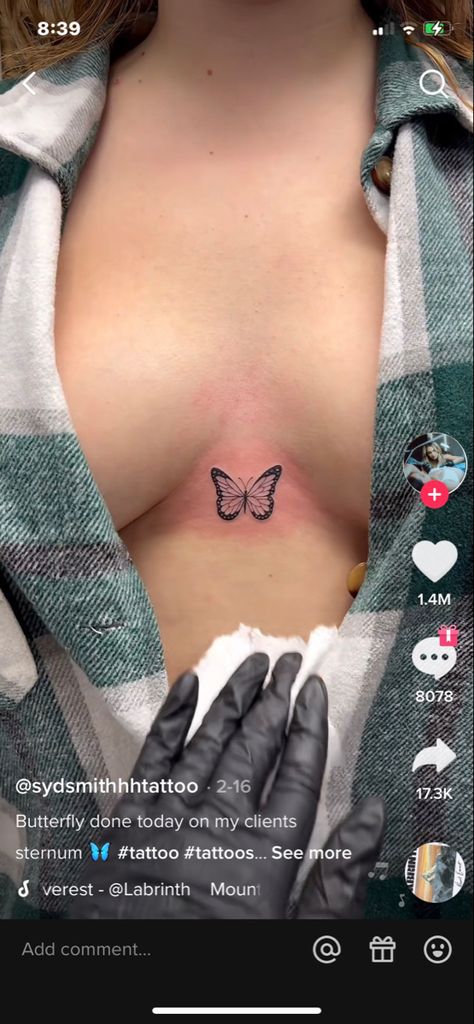 Butterfly Sternum Tattoo, Tattoo Papillon, Brust Tattoo Frau, Abdomen Tattoo, Tramp Stamp Tattoos, Small Chest Tattoos, Small Butterfly Tattoo, Butterfly Tattoos For Women, Chest Tattoos For Women