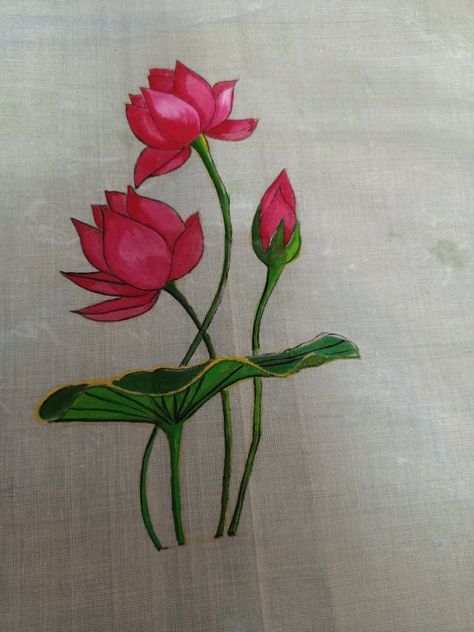 Fabric Painted Blouses, Hand Paint Blouse Designs, Freehand Painting Ideas, Flower Drawing On Clothes, Lotus Painting On Blouse, Lotus Flower Fabric Painting, Blouse Back Painting Designs, Lotus Painting On Saree, Lotus Pattern Design